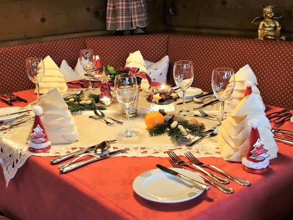 weihnachtlich dekorierter Tisch