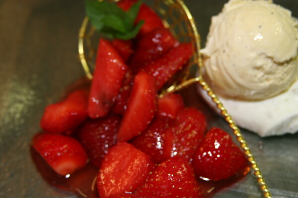 frische Erdbeeren mit Vanilleeis