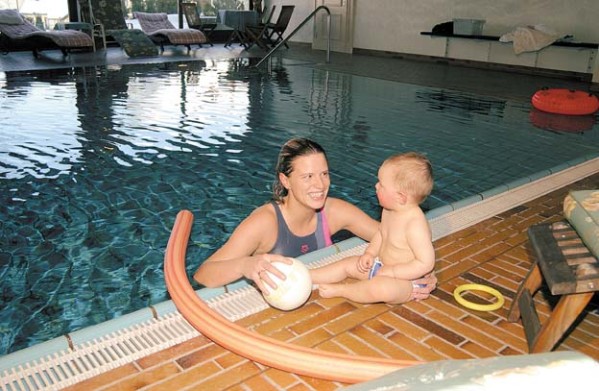 Frau und Baby im Schwimmbad