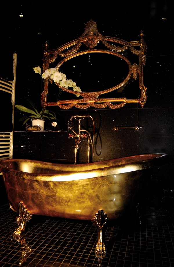 Kleopatrabad mit goldener Badewanne