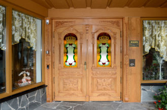 Die neuen Türen am Hoteleingang aus massiver Eiche