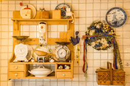 Sitebord mit alten Küchenwaagen